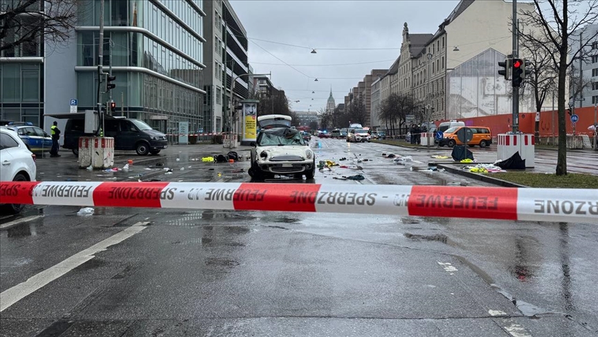 5 injured when car drives into crowd in Passau, Germany