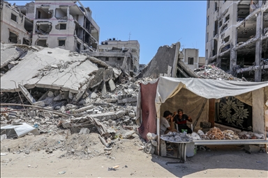Des Palestiniens s’efforcent de poursuivre leur vie quotidienne au milieu des ruines à Khan Younis, une ville du sud de la bande de Gaza