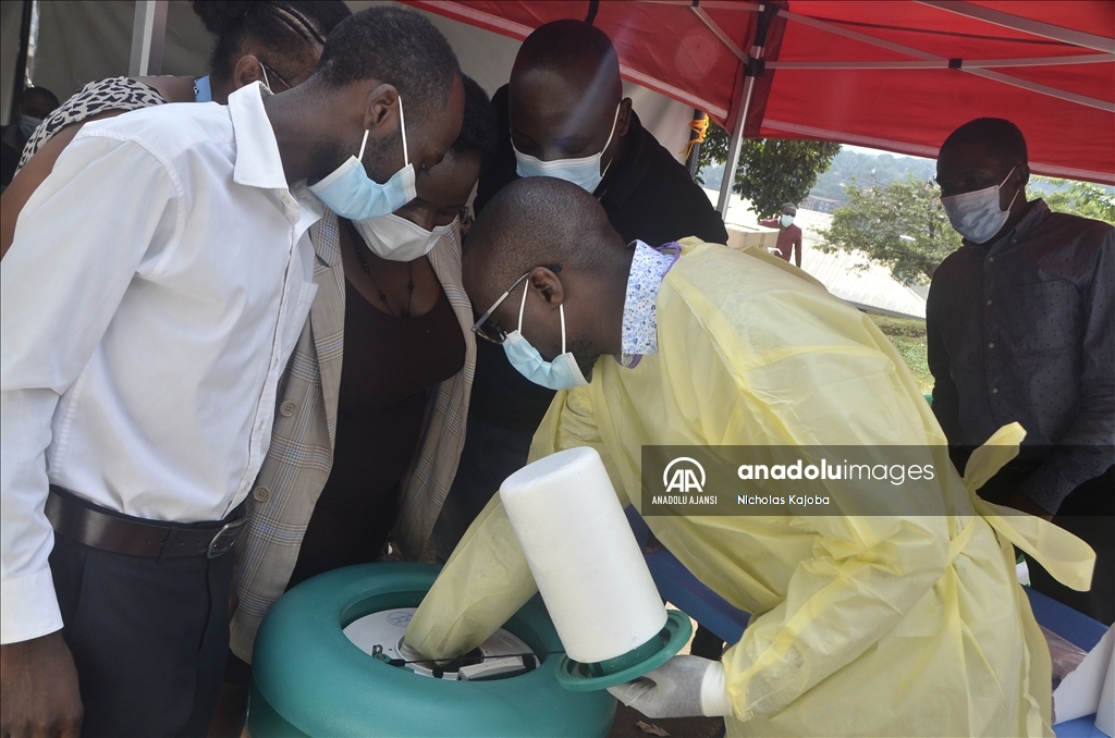 Uganda'da sağlık çalışanları, Ebola aşısı uygulama eğitimi aldı