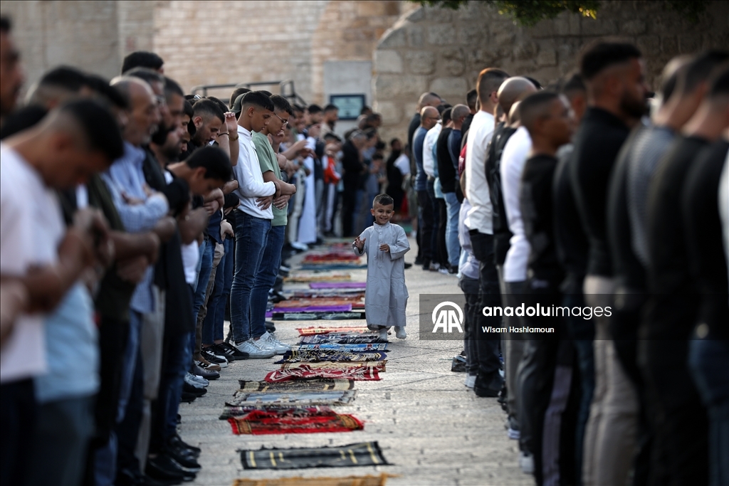 فلسطينيو الضفة يؤدون صلاة العيد وسط عدوان إسرائيلي متواصل
