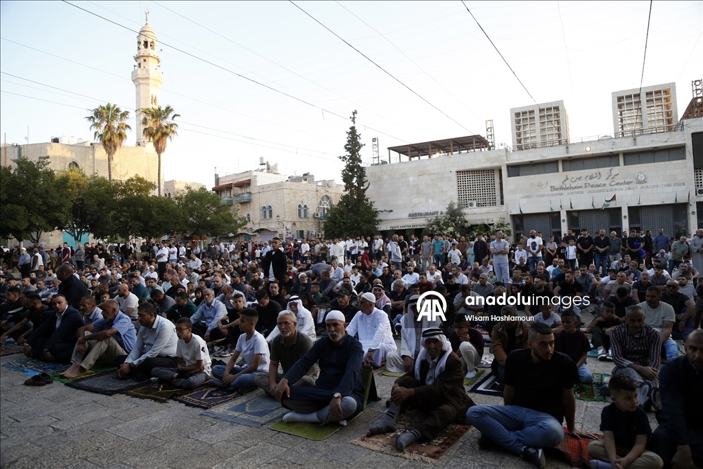 فلسطينيو الضفة يؤدون صلاة العيد وسط عدوان إسرائيلي متواصل