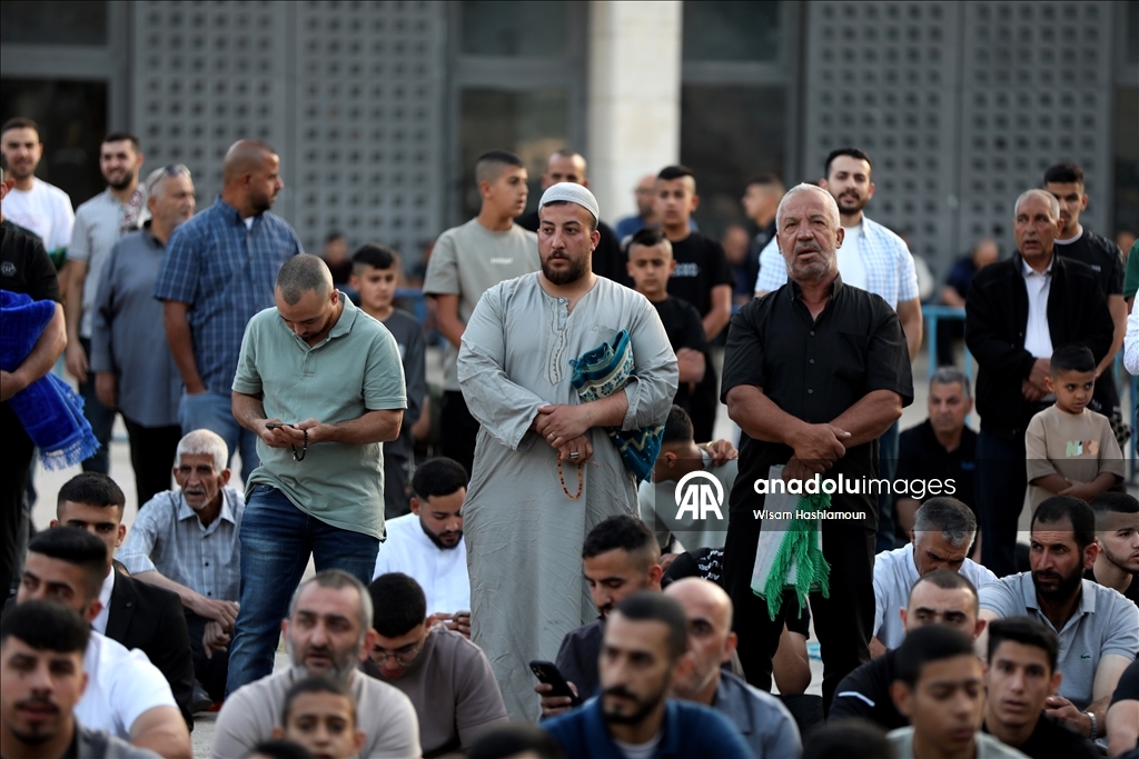 فلسطينيو الضفة يؤدون صلاة العيد وسط عدوان إسرائيلي متواصل