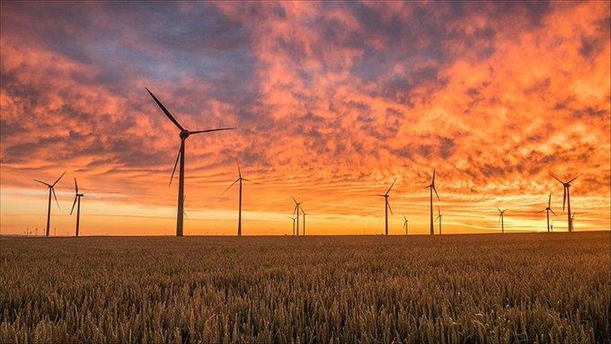 Bakan Bayraktar, rüzgardan elektrik üretiminde rekor kırıldığını bildirdi: